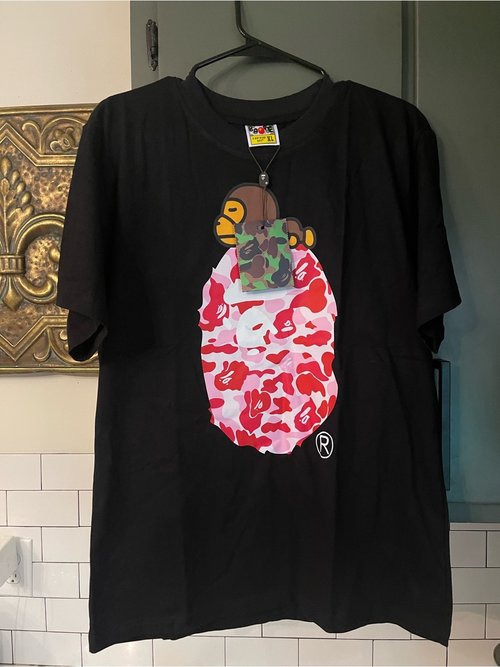 Mens Graphic Design Tee Size XL.